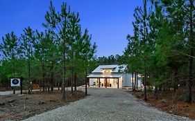 Bella Luna Cabin - Cozy Farmhouse Cabin, Private Deck, Swing Set, Fire Pit, Hot Tub