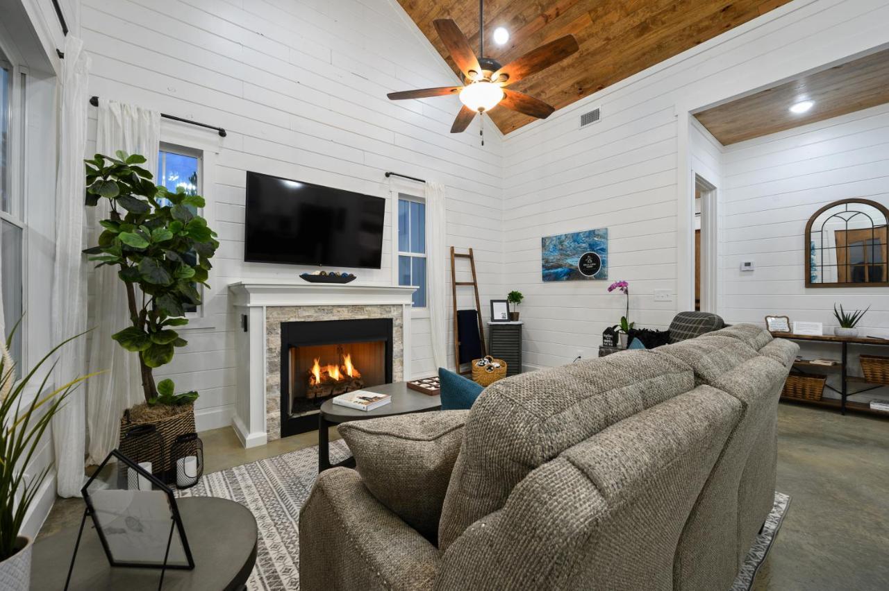 Bella Luna Cabin - Cozy Farmhouse Cabin, Private Deck, Swing Set, Fire Pit, Hot Tub Villa Broken Bow Exterior photo